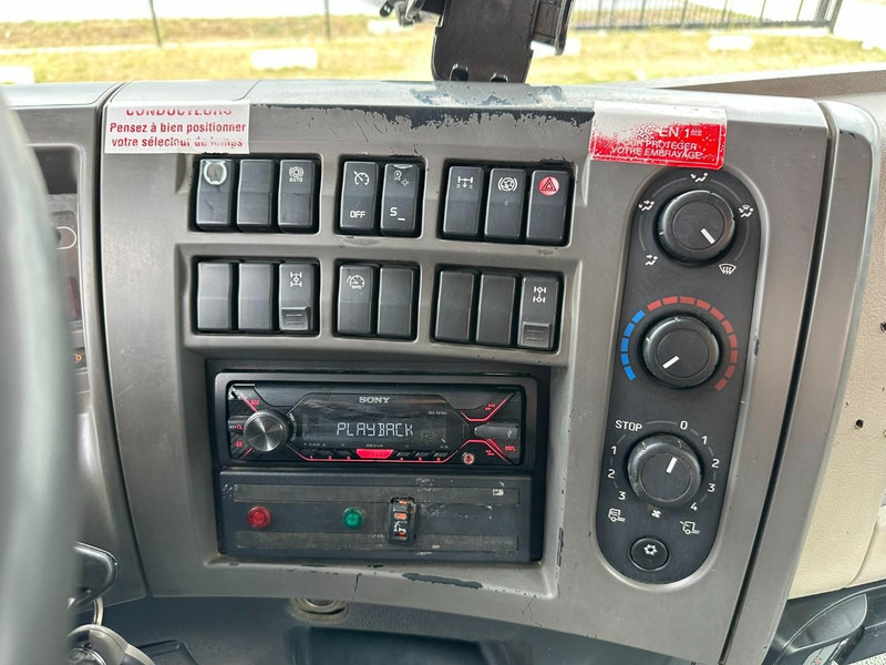 Camión volquete, Camión grúa Renault KERAX 380 DXI 6x4 TIPPER + CRANE HIAB 144 B-3 - RADIO - *246.000km* - RETARDER - BORDMATIC - EURO 5: foto 17 Camión volquete, Camión grúa Renault KERAX 380 DXI 6x4 TIPPER + CRANE HIAB 144 B-3 - RADIO - *246.000km* - RETARDER - BORDMATIC - EURO 5: foto 17