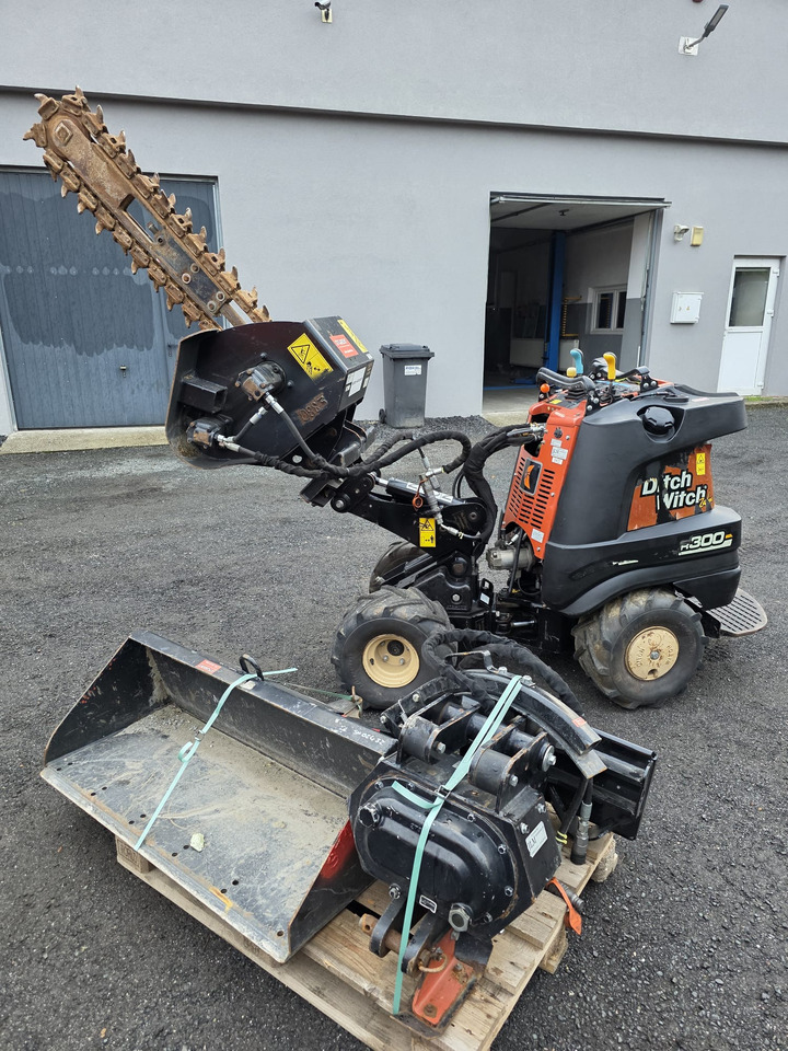Ditch Witch R300 - Miniexcavadora: foto 2 Ditch Witch R300 - Miniexcavadora: foto 2