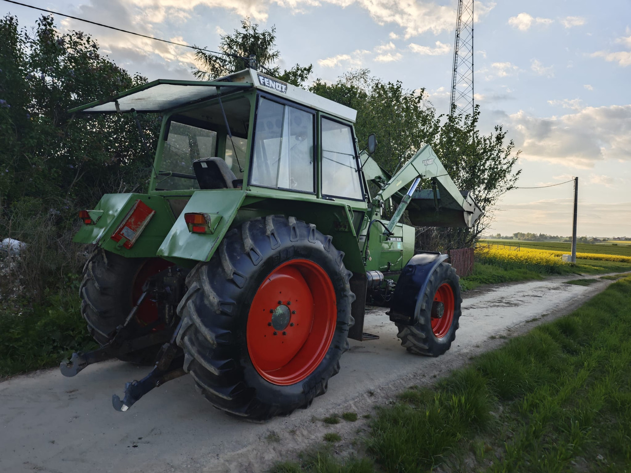 FENDT Favorit 611 LS turbomatik + TUR - Tractor: foto 4 FENDT Favorit 611 LS turbomatik + TUR - Tractor: foto 4