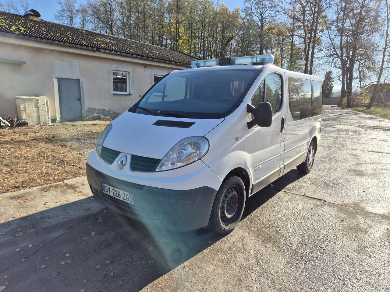 RENAULT Trafic 2.0 dCi 115 KM - Ambulancia: foto 3 RENAULT Trafic 2.0 dCi 115 KM - Ambulancia: foto 3
