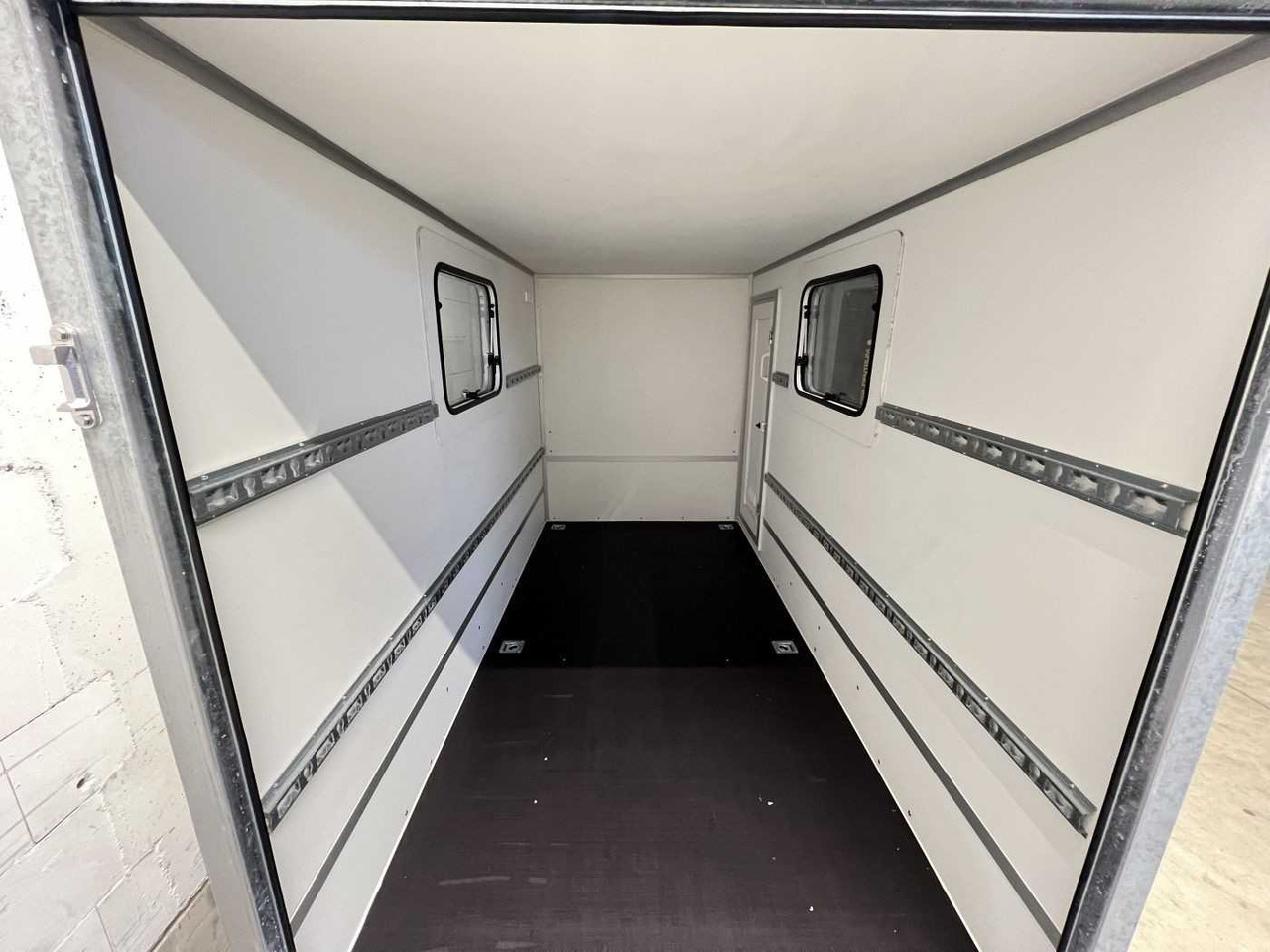 BLYSS F2030HTD Rampe Tür 2 Fenster Kofferanhänger - Remolque para moto: foto 4 BLYSS F2030HTD Rampe Tür 2 Fenster Kofferanhänger - Remolque para moto: foto 4