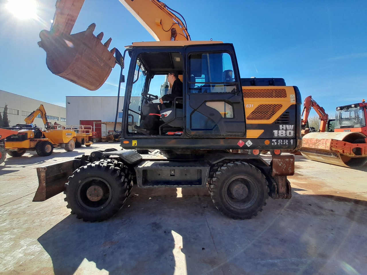 HYUNDAI HW180 - Excavadora de ruedas: foto 2 HYUNDAI HW180 - Excavadora de ruedas: foto 2