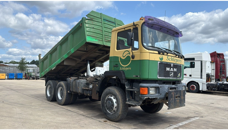 MAN 28.372 (6X6 / BIG AXLE / STEEL SUSPENSION / MANUAL PUMP / 6 CYLINDER / POMPE MANUELLE) - Camión volquete: foto 3 MAN 28.372 (6X6 / BIG AXLE / STEEL SUSPENSION / MANUAL PUMP / 6 CYLINDER / POMPE MANUELLE) - Camión volquete: foto 3