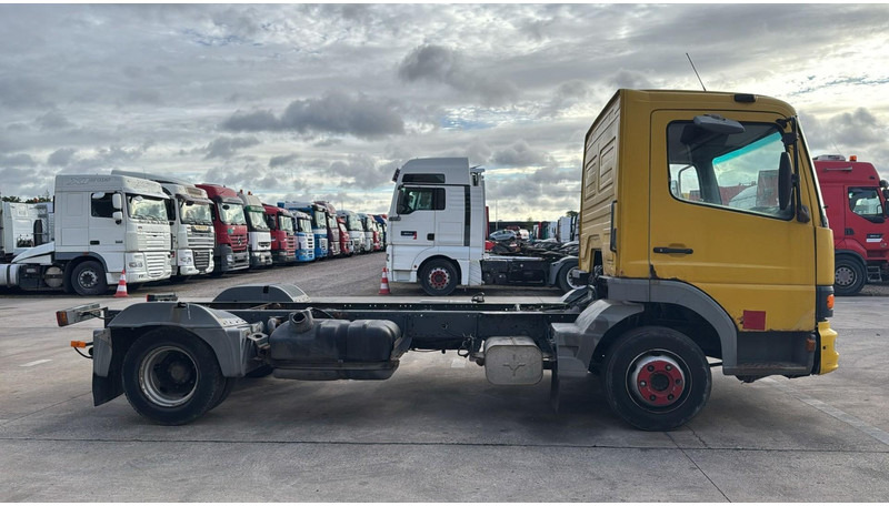 Mercedes-Benz Atego 815 (BOITE MANUELLE / MANUAL GEARBOX) - Camión chasis: foto 3 Mercedes-Benz Atego 815 (BOITE MANUELLE / MANUAL GEARBOX) - Camión chasis: foto 3