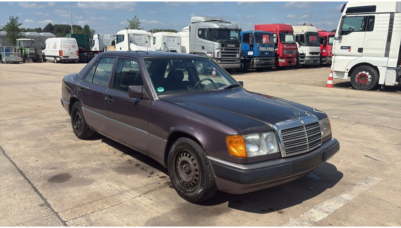 Mercedes-Benz E-Klasse 200 (GERMAN CAR / VOITURE D'ALLEMAGNE / ESSENCE / PETROL / MANUAL) - Berlina: foto 3 Mercedes-Benz E-Klasse 200 (GERMAN CAR / VOITURE D'ALLEMAGNE / ESSENCE / PETROL / MANUAL) - Berlina: foto 3