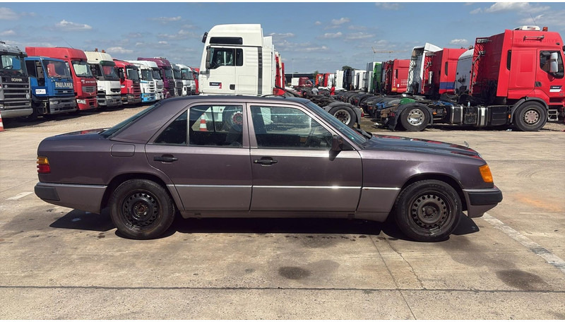 Mercedes-Benz E-Klasse 200 (GERMAN CAR / VOITURE D'ALLEMAGNE / ESSENCE / PETROL / MANUAL) - Berlina: foto 4 Mercedes-Benz E-Klasse 200 (GERMAN CAR / VOITURE D'ALLEMAGNE / ESSENCE / PETROL / MANUAL) - Berlina: foto 4