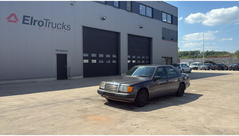 Berlina Mercedes-Benz E-Klasse 200 (GERMAN CAR / VOITURE D'ALLEMAGNE / ESSENCE / PETROL / MANUAL): foto 1