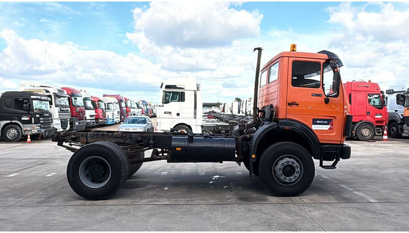 Mercedes-Benz SK 1622 (4X4 / LAMES / GRAND PONT / V6 / BIG AXLE / POMPE MANUELLE) - Camión chasis: foto 4 Mercedes-Benz SK 1622 (4X4 / LAMES / GRAND PONT / V6 / BIG AXLE / POMPE MANUELLE) - Camión chasis: foto 4