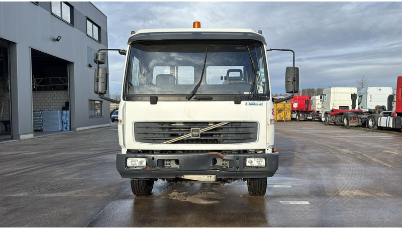 Volvo FL 220 (BELGIAN TRUCK / CAMION BELGE / MANUAL GEARBOX / BOITE MANUELLE) - Camión chasis: foto 4 Volvo FL 220 (BELGIAN TRUCK / CAMION BELGE / MANUAL GEARBOX / BOITE MANUELLE) - Camión chasis: foto 4