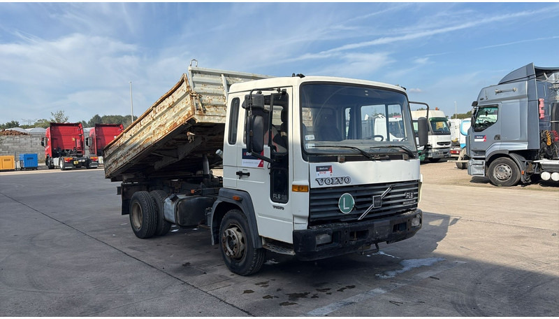 Volvo FL 6 - 8 (MANUAL PUMP / POMPE MANUELLE) - Camión volquete: foto 2 Volvo FL 6 - 8 (MANUAL PUMP / POMPE MANUELLE) - Camión volquete: foto 2