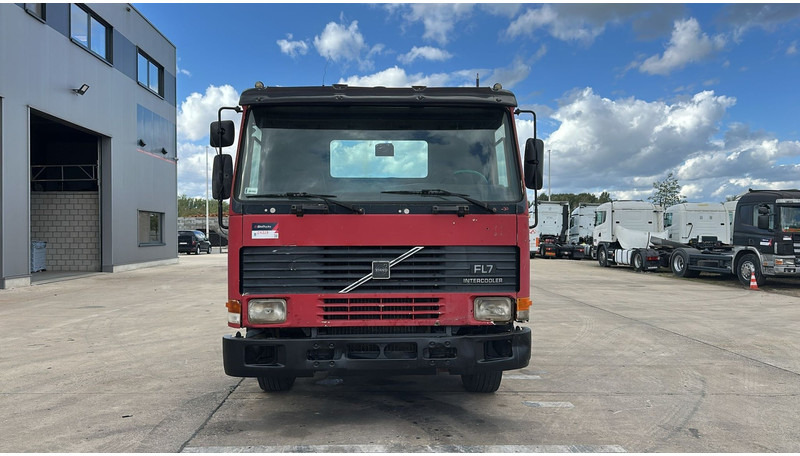 Volvo FL 7 - 260 (6X4 / LAMES / POMPE MANUELLE / MANUAL PUMP / STEEL SUSP.) - Camión chasis: foto 4 Volvo FL 7 - 260 (6X4 / LAMES / POMPE MANUELLE / MANUAL PUMP / STEEL SUSP.) - Camión chasis: foto 4