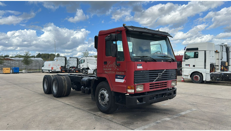 Volvo FL 7 - 260 (6X4 / LAMES / POMPE MANUELLE / MANUAL PUMP / STEEL SUSP.) - Camión chasis: foto 2 Volvo FL 7 - 260 (6X4 / LAMES / POMPE MANUELLE / MANUAL PUMP / STEEL SUSP.) - Camión chasis: foto 2