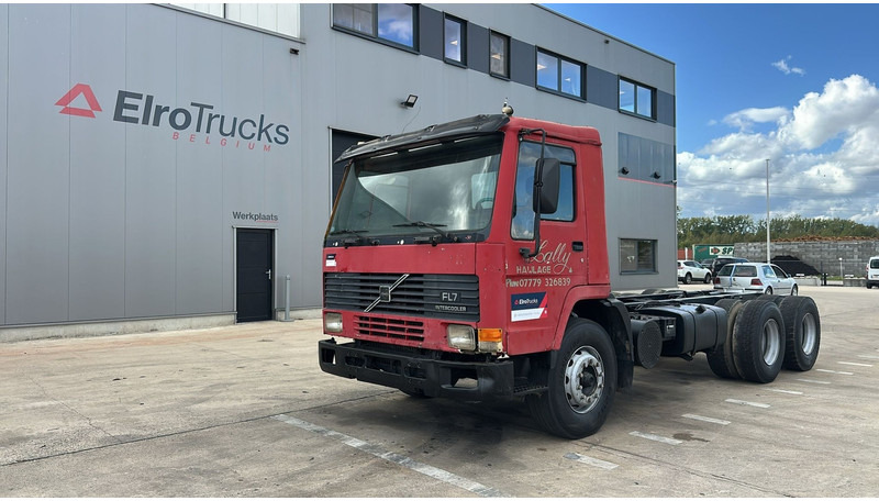Volvo FL 7 - 260 (6X4 / LAMES / POMPE MANUELLE / MANUAL PUMP / STEEL SUSP.) - Camión chasis: foto 1 Volvo FL 7 - 260 (6X4 / LAMES / POMPE MANUELLE / MANUAL PUMP / STEEL SUSP.) - Camión chasis: foto 1