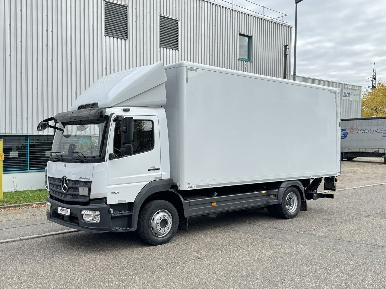 Mercedes-Benz Atego 1221 L Koffer 6,1m LBW AHK Klima TOP - Camión caja cerrada: foto 3 Mercedes-Benz Atego 1221 L Koffer 6,1m LBW AHK Klima TOP - Camión caja cerrada: foto 3
