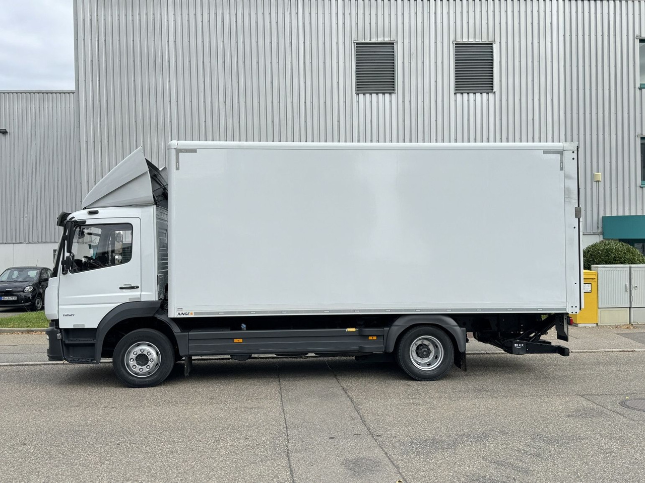 Mercedes-Benz Atego 1221 L Koffer 6,1m LBW AHK Klima TOP - Camión caja cerrada: foto 4 Mercedes-Benz Atego 1221 L Koffer 6,1m LBW AHK Klima TOP - Camión caja cerrada: foto 4