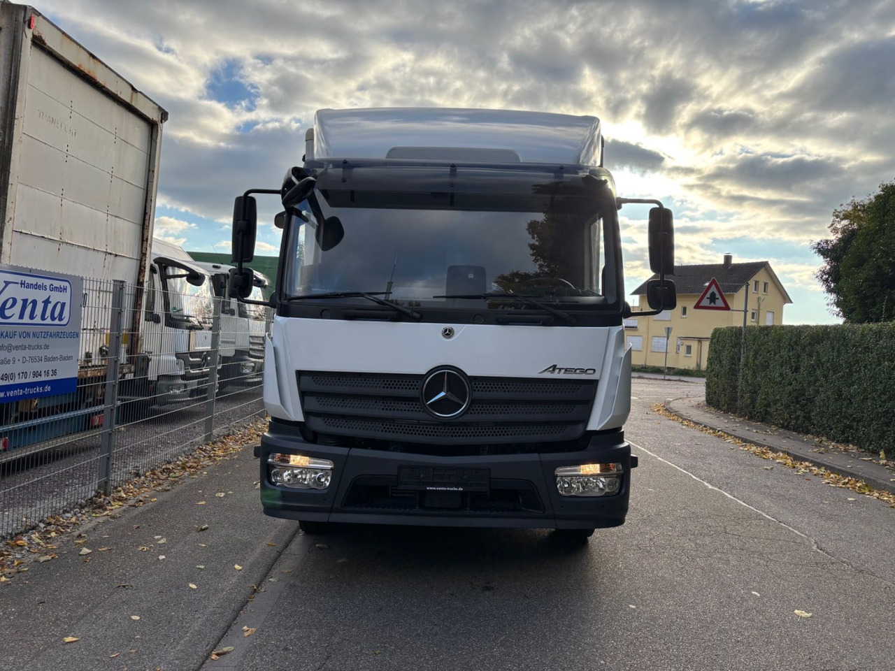 Mercedes-Benz Atego III 1227L, Euro-6, 2xAHK, Klima, Abbiegeas - Camión caja cerrada: foto 2 Mercedes-Benz Atego III 1227L, Euro-6, 2xAHK, Klima, Abbiegeas - Camión caja cerrada: foto 2