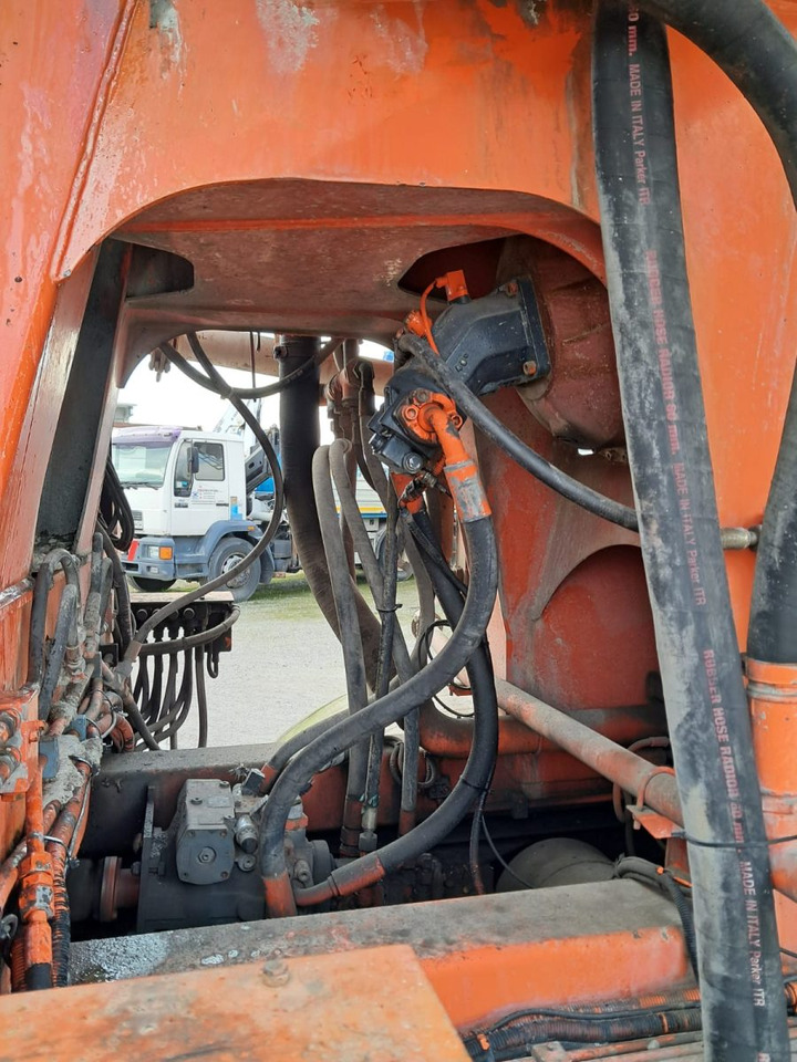 VOLVO FM 84R 440 SERMAC 4Z28 - Camión hormigonera con bomba: foto 5 VOLVO FM 84R 440 SERMAC 4Z28 - Camión hormigonera con bomba: foto 5