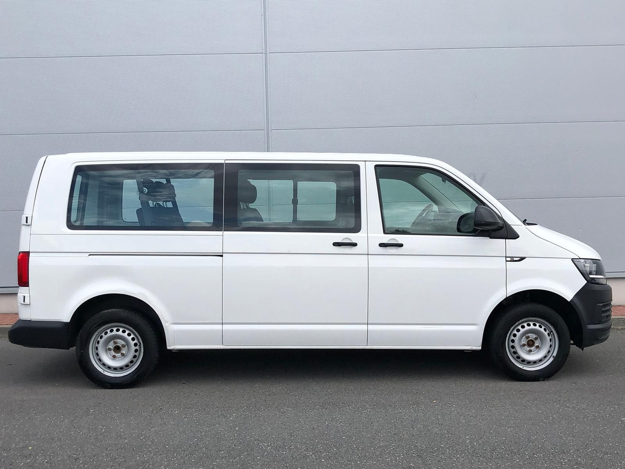 Volkswagen T6 Transporter 2.0 TDI Kombi lang 9-SITZE TEMP - Coche familiar: foto 5 Volkswagen T6 Transporter 2.0 TDI Kombi lang 9-SITZE TEMP - Coche familiar: foto 5