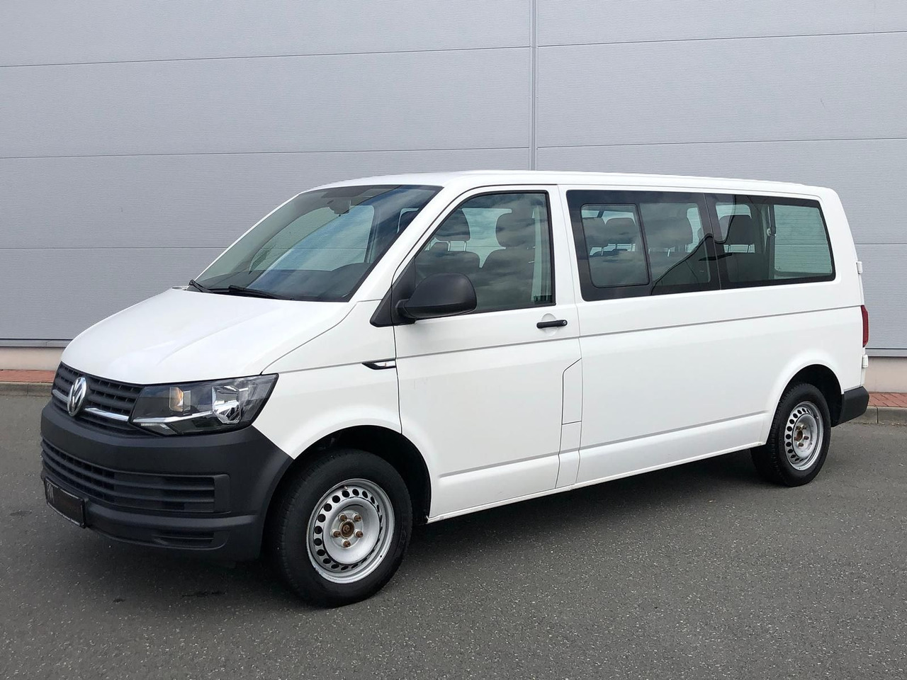 Volkswagen T6 Transporter 2.0 TDI Kombi lang 9-SITZE TEMP - Coche familiar: foto 1 Volkswagen T6 Transporter 2.0 TDI Kombi lang 9-SITZE TEMP - Coche familiar: foto 1