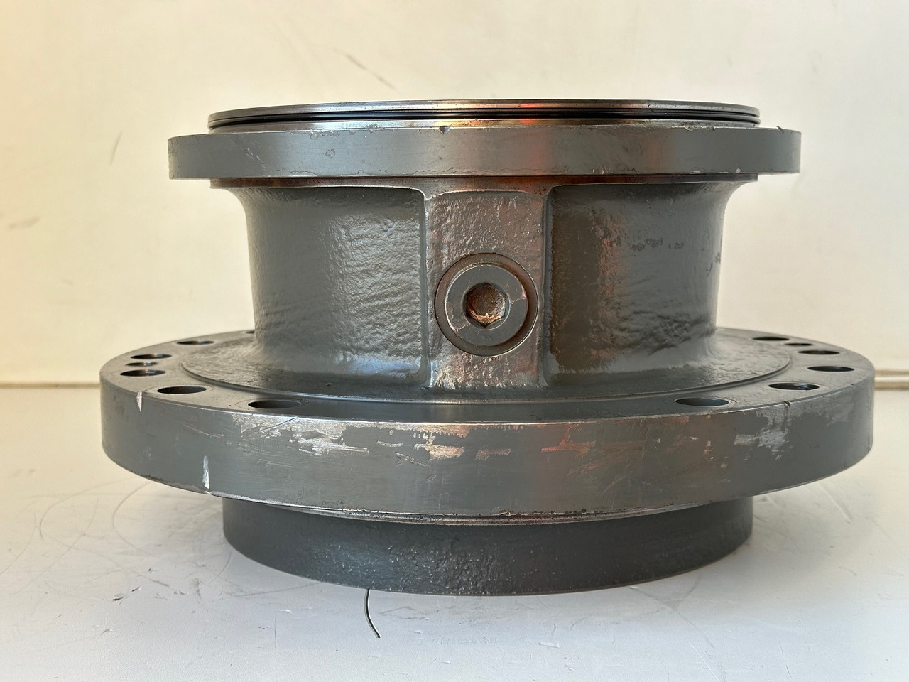 Liebherr Abtriebswellengehäuse ID-Nr.90208566 inkl. beiden Kegelrollenlager ID-Nr.10030908 - ID-Nr.761001903. LH40, LH50, R926, R928, R930. #90208566.137239# - Reductor de giro para Maquinaria de construcción: foto 1 Liebherr Abtriebswellengehäuse ID-Nr.90208566 inkl. beiden Kegelrollenlager ID-Nr.10030908 - ID-Nr.761001903. LH40, LH50, R926, R928, R930. #90208566.137239# - Reductor de giro para Maquinaria de construcción: foto 1