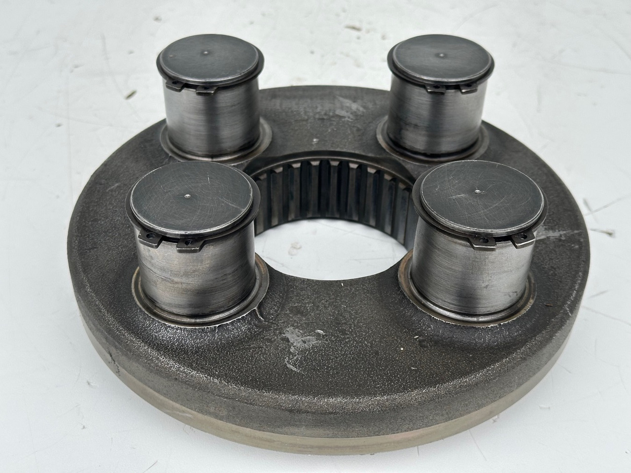 Liebherr Planetenträger ID-Nr.944306303 - ID-Nr.9443063. A924, A934, LH30, LH35, R906, R916, R922, R924, R926, R932, R934, R944. #944306303.L6.1000# - Reductor de giro para Maquinaria de construcción: foto 1 Liebherr Planetenträger ID-Nr.944306303 - ID-Nr.9443063. A924, A934, LH30, LH35, R906, R916, R922, R924, R926, R932, R934, R944. #944306303.L6.1000# - Reductor de giro para Maquinaria de construcción: foto 1