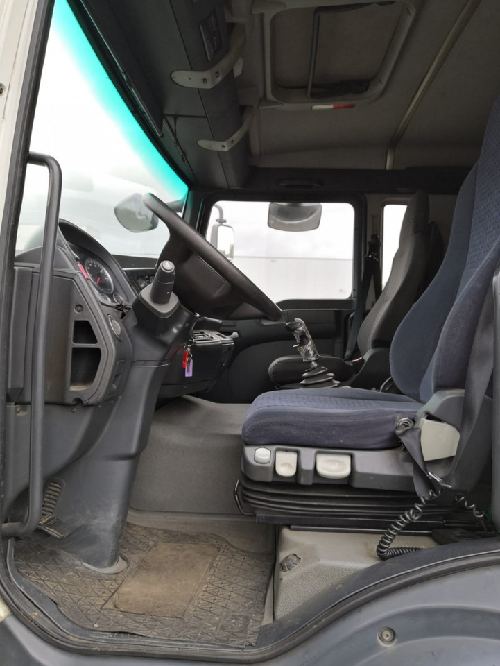 Foto del interior 1: Camión chasis MAN TGA 26.350 6x2 (Nr. 4998) Foto del interior 1: Camión chasis MAN TGA 26.350 6x2 (Nr. 4998)