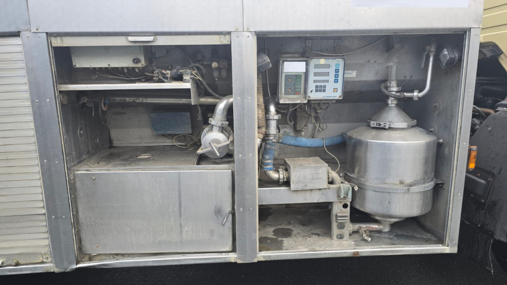 Mercedes Benz 1824 4x2 (Nr. 6217) - Camión cisterna: foto 2 Mercedes Benz 1824 4x2 (Nr. 6217) - Camión cisterna: foto 2