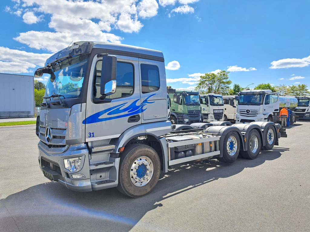 Mercedes Benz Actros 3243 8x2  1,2 & 4 Lenkachse, 2 & 4 Liftbar(Nr. 6051) - Camión chasis: foto 3 Mercedes Benz Actros 3243 8x2  1,2 & 4 Lenkachse, 2 & 4 Liftbar(Nr. 6051) - Camión chasis: foto 3