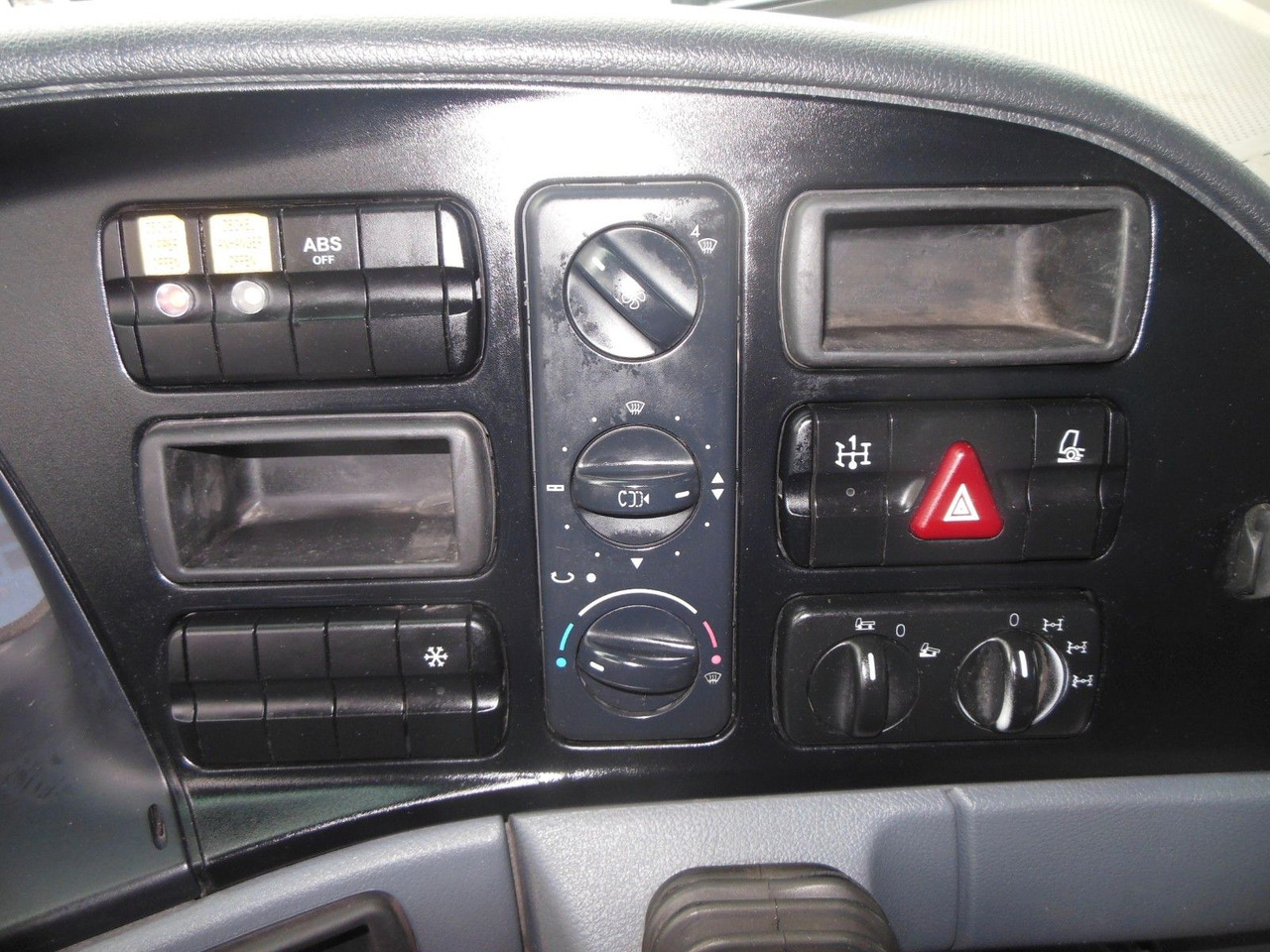 Camión volquete Mercedes-Benz ACTROS 4144, 8X6, 3 PEDALE, MEILLER, BODRMATIC: foto 24 Camión volquete Mercedes-Benz ACTROS 4144, 8X6, 3 PEDALE, MEILLER, BODRMATIC: foto 24