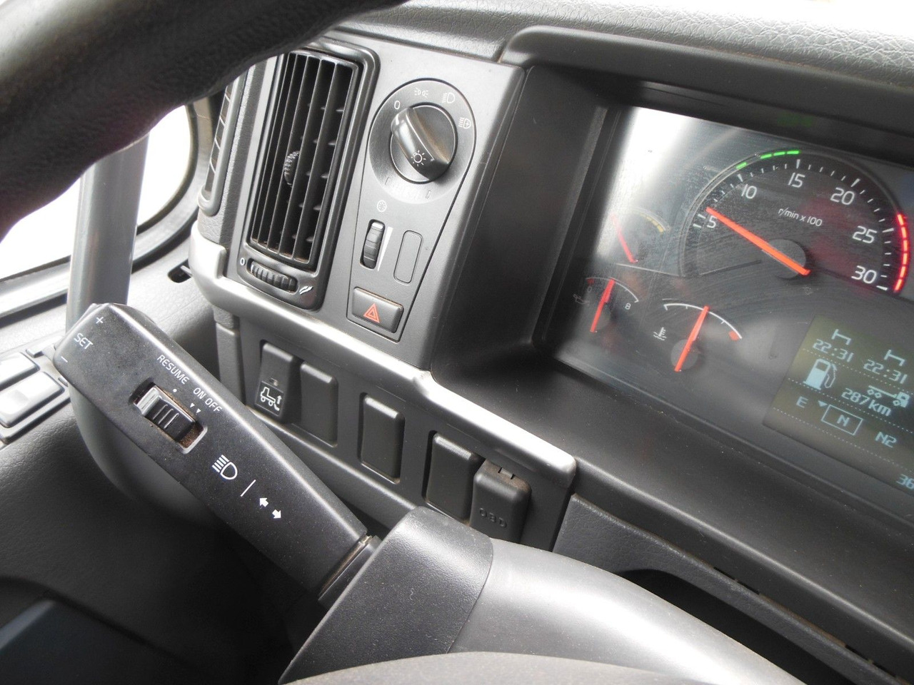 Arrendamiento de  Volvo FM 410, 6X2, DREISEITEN KIPPER, HIAB XS 211 Volvo FM 410, 6X2, DREISEITEN KIPPER, HIAB XS 211: foto 21