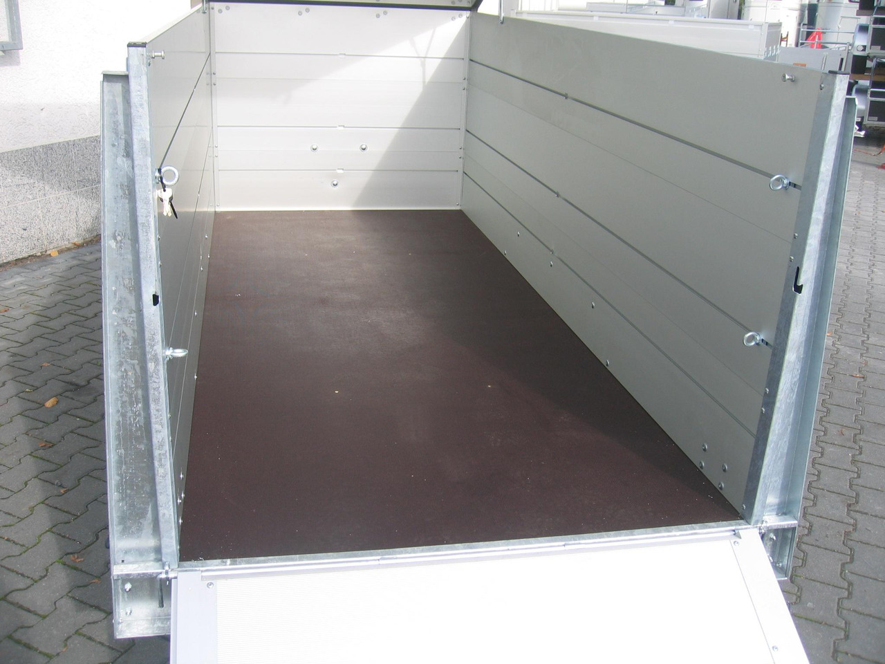 ALUBOXX Deckelanhänger GTT 1500 VT2 301x126x118cm Heckrampe (M) 1500kg order Aktion - Remolque caja cerrada: foto 5 ALUBOXX Deckelanhänger GTT 1500 VT2 301x126x118cm Heckrampe (M) 1500kg order Aktion - Remolque caja cerrada: foto 5