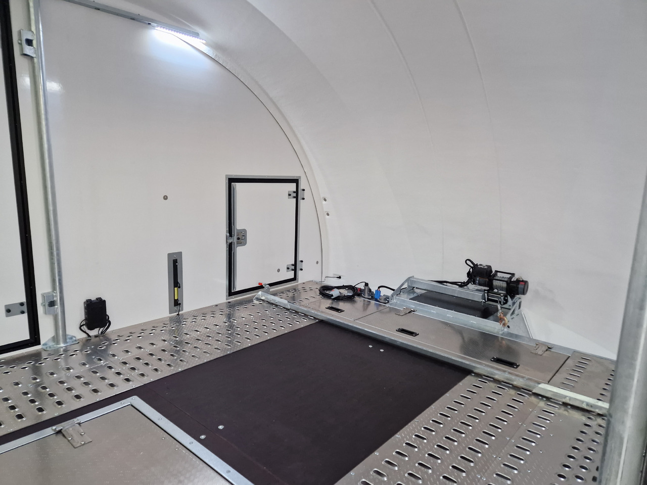 BJT Race Transporter 6 396-3060 650x235x189cm black RFS ASR 13" 3500kg - Remolque portavehículos: foto 2 BJT Race Transporter 6 396-3060 650x235x189cm black RFS ASR 13" 3500kg - Remolque portavehículos: foto 2