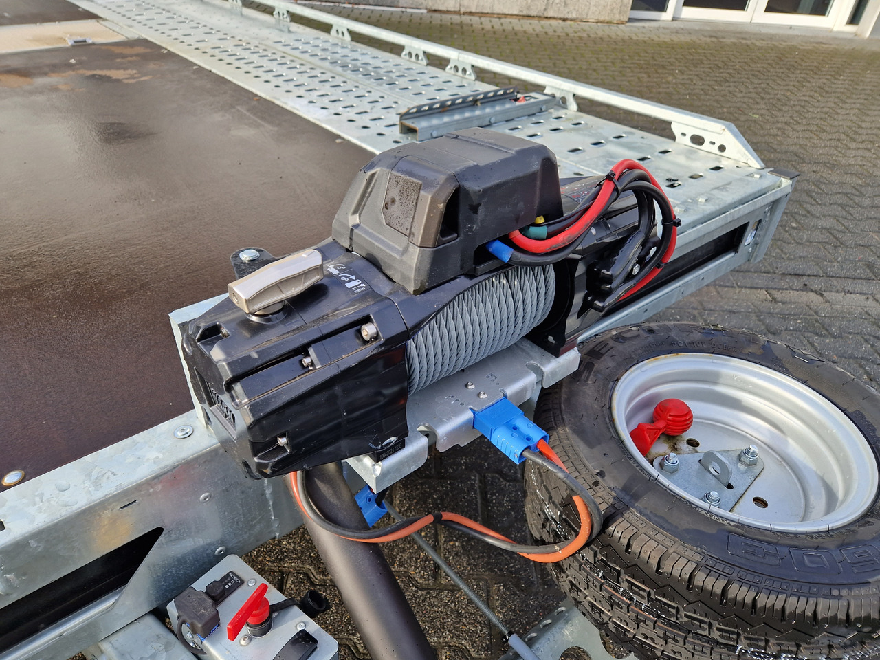 BJT T Transporter 231 550x224cm elektrisch ankippbar Komfort Paket Warn Winde LED 10" Tridem 3500kg - Remolque porta maquinaria: foto 3 BJT T Transporter 231 550x224cm elektrisch ankippbar Komfort Paket Warn Winde LED 10" Tridem 3500kg - Remolque porta maquinaria: foto 3