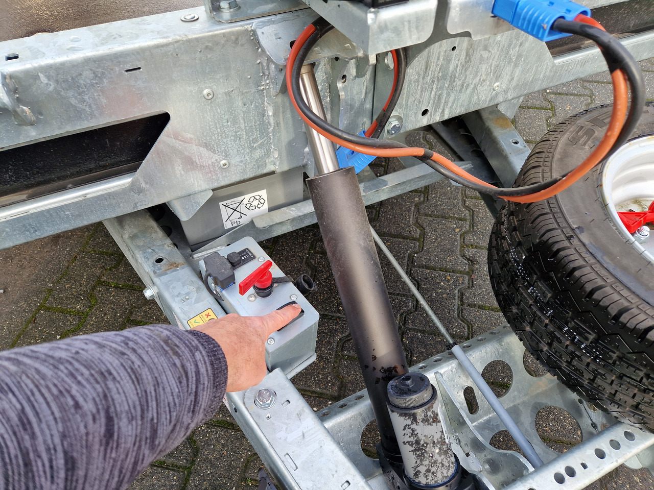 BJT T Transporter 231 550x224cm elektrisch ankippbar Komfort Paket Warn Winde LED 10" Tridem 3500kg - Remolque porta maquinaria: foto 4 BJT T Transporter 231 550x224cm elektrisch ankippbar Komfort Paket Warn Winde LED 10" Tridem 3500kg - Remolque porta maquinaria: foto 4