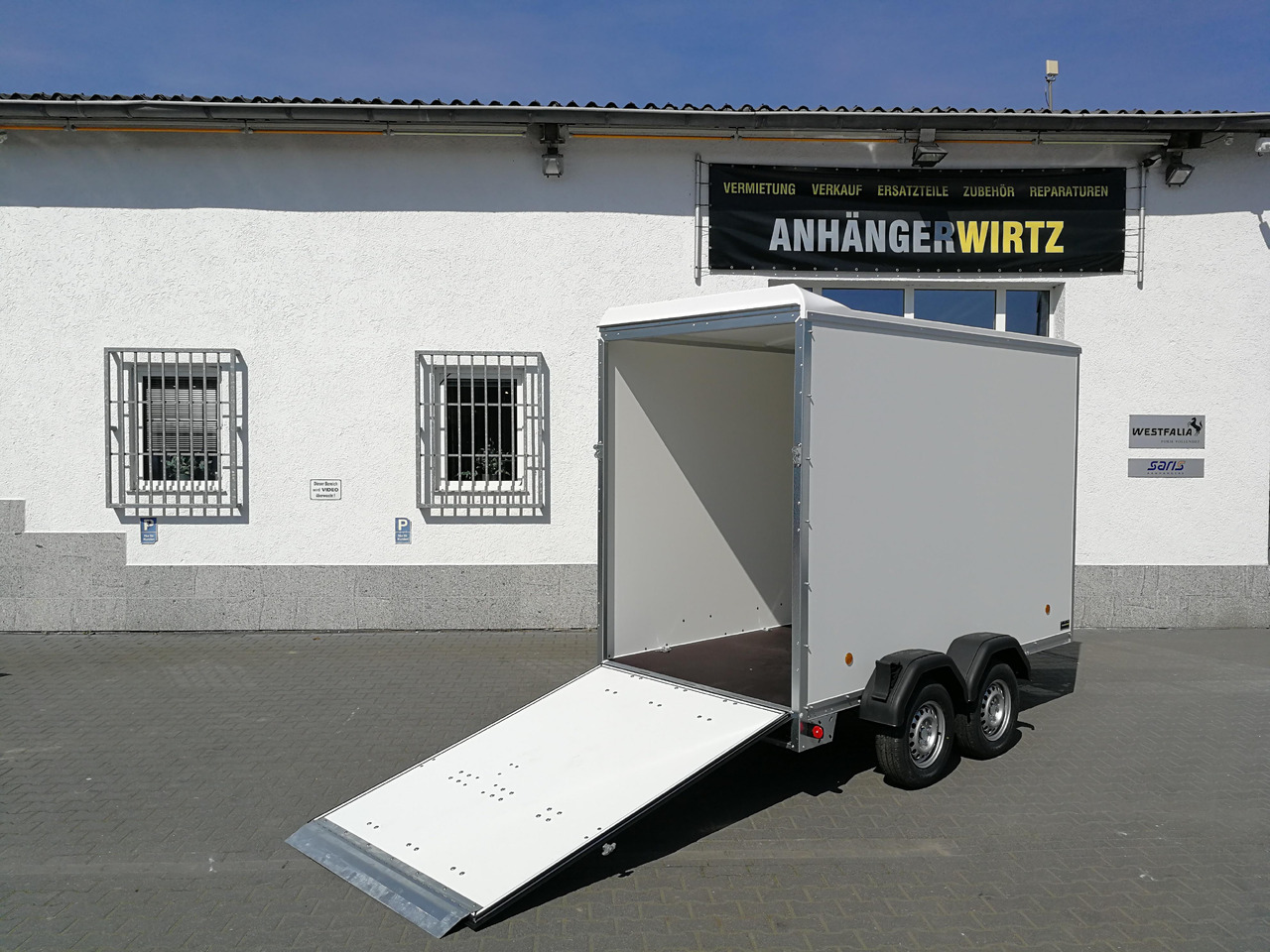 Böckmann Koffer KT 3015/20 H weiß 301x150x202 + Heckrampe (M) 2000kg - Remolque caja cerrada: foto 1 Böckmann Koffer KT 3015/20 H weiß 301x150x202 + Heckrampe (M) 2000kg - Remolque caja cerrada: foto 1