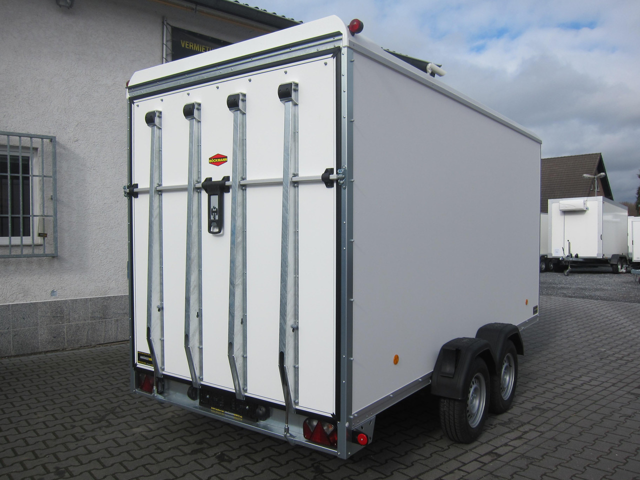 Böckmann Koffer KT 4018/27 H weiß 400x185x200cm +Auffahrrampe (XL) 2700kg - Remolque caja cerrada: foto 3 Böckmann Koffer KT 4018/27 H weiß 400x185x200cm +Auffahrrampe (XL) 2700kg - Remolque caja cerrada: foto 3