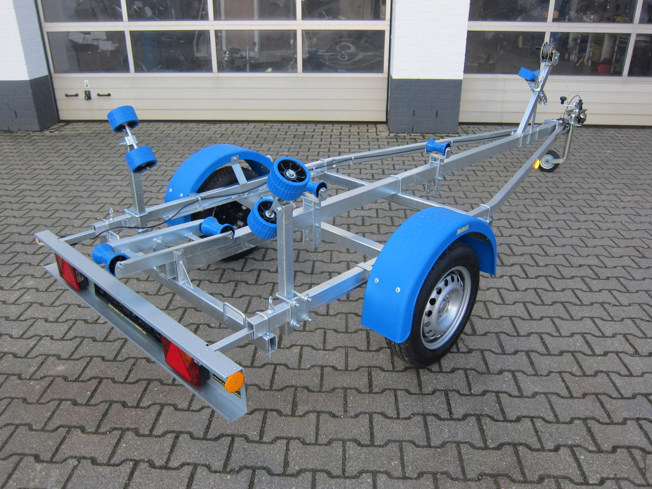 Bootsanhänger Boattrailer Neptun NAVY N7-17 Trailer 750kg mit Winde Winter Online Aktion - Remolque para barco: foto 4 Bootsanhänger Boattrailer Neptun NAVY N7-17 Trailer 750kg mit Winde Winter Online Aktion - Remolque para barco: foto 4