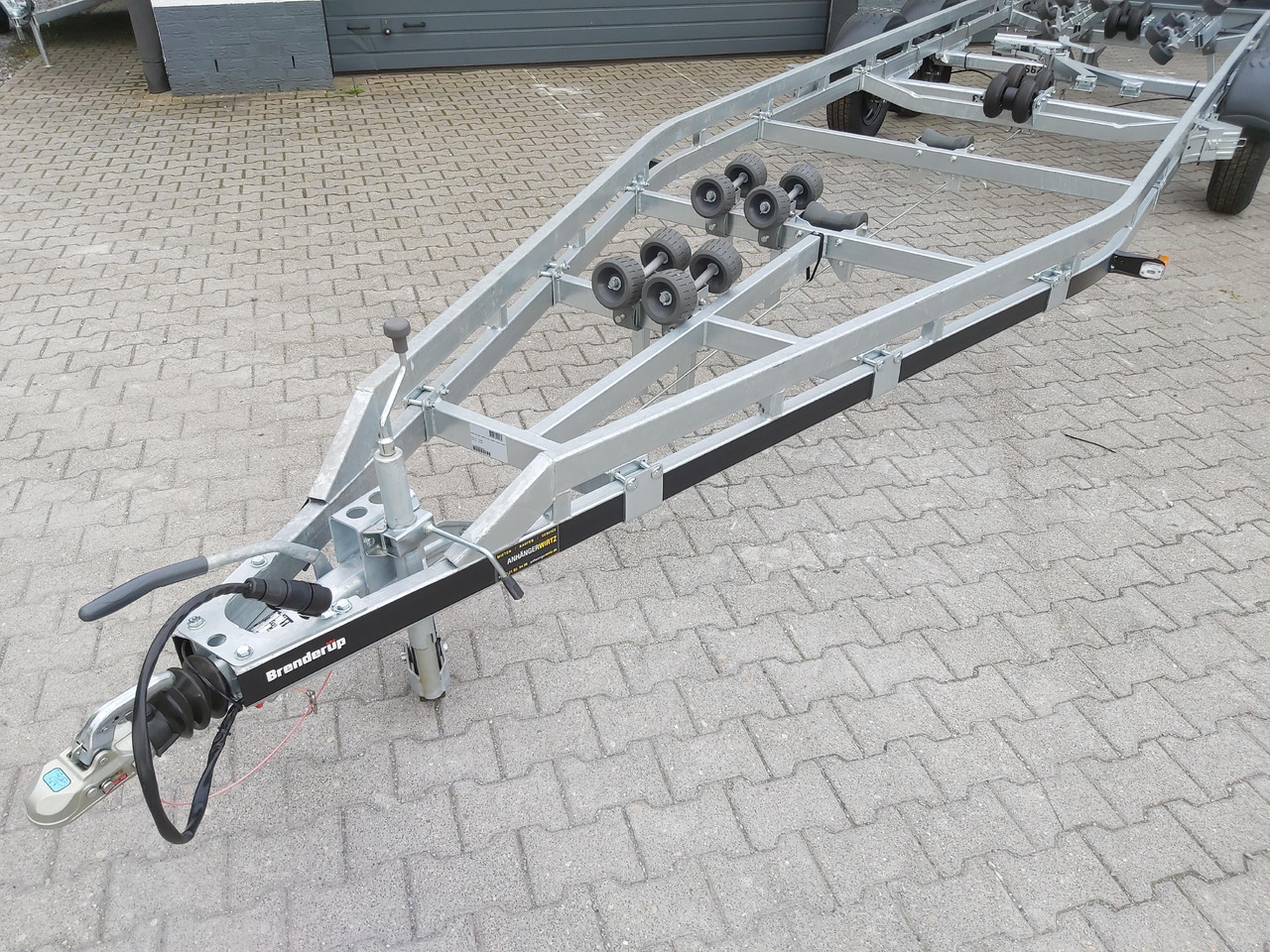 Brenderup Bootstrailer 26300TB SR X-Line bis 7,8 26 Fuß Superrollen Windenstand 3000kg Abverkauf - Remolque para barco: foto 4 Brenderup Bootstrailer 26300TB SR X-Line bis 7,8 26 Fuß Superrollen Windenstand 3000kg Abverkauf - Remolque para barco: foto 4
