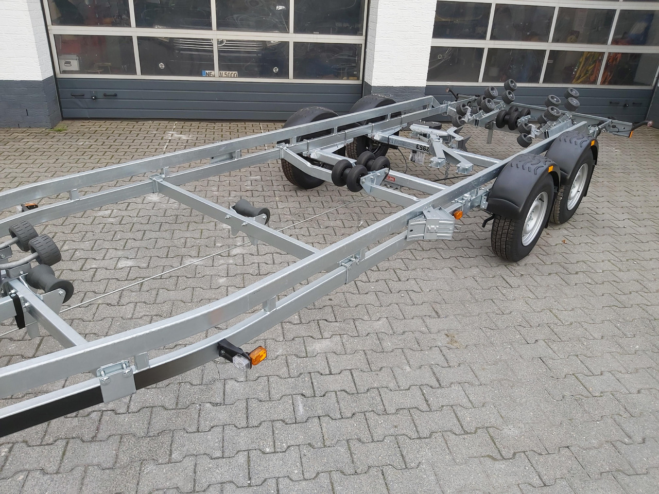 Brenderup Bootstrailer 26300TB SR X-Line bis 7,8 26 Fuß Superrollen Windenstand 3000kg Abverkauf - Remolque para barco: foto 3 Brenderup Bootstrailer 26300TB SR X-Line bis 7,8 26 Fuß Superrollen Windenstand 3000kg Abverkauf - Remolque para barco: foto 3