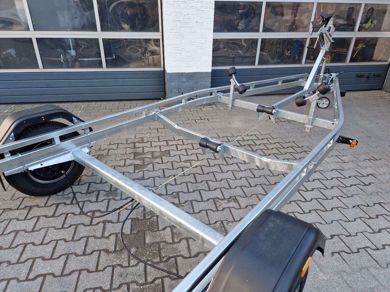 Brenderup Bootstrailer Premium 221800 B SR 1800 Superrollen Winde Boote bis 640cm 1800kg 312267 - Remolque para barco: foto 4 Brenderup Bootstrailer Premium 221800 B SR 1800 Superrollen Winde Boote bis 640cm 1800kg 312267 - Remolque para barco: foto 4