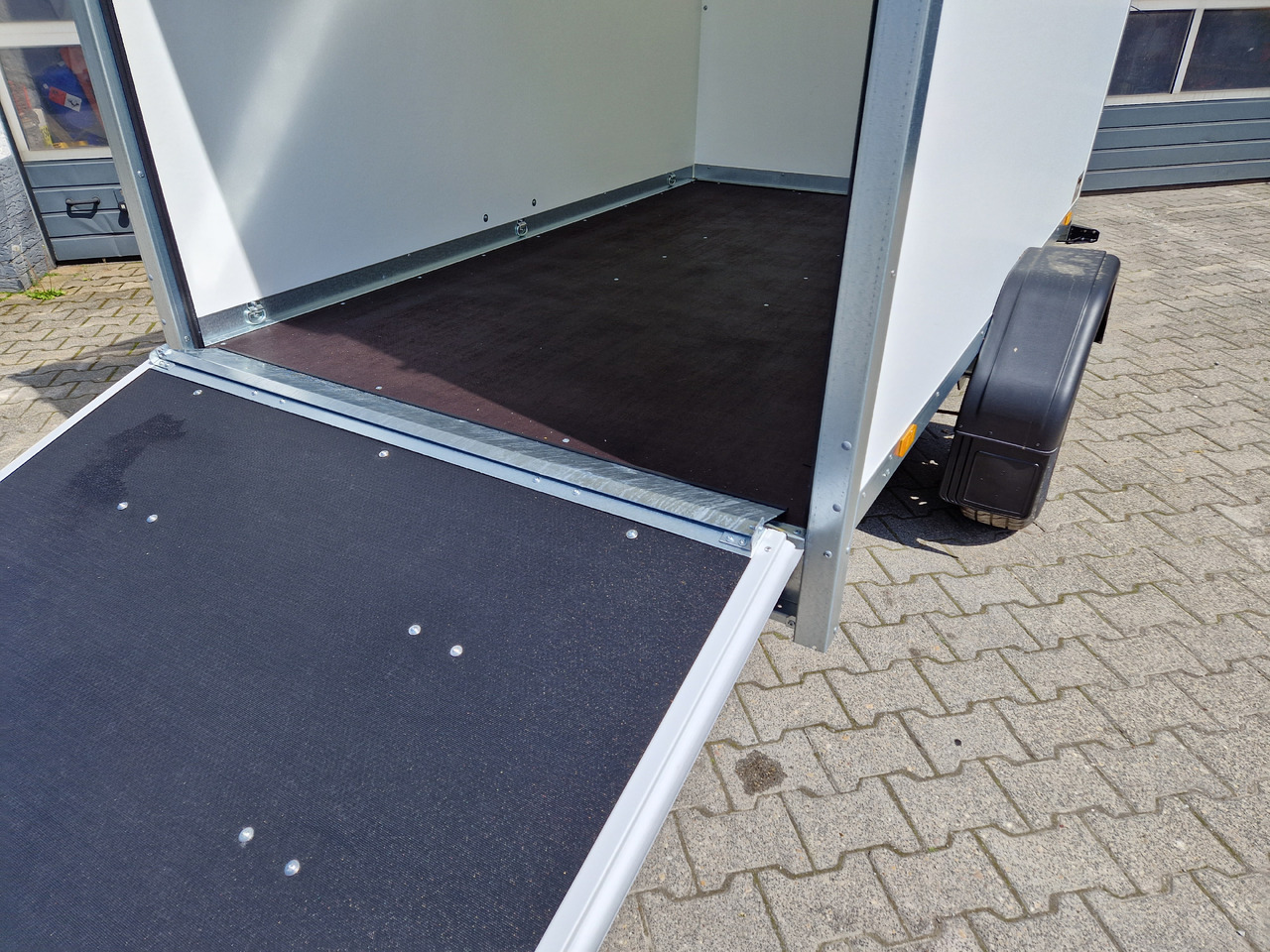 Brenderup Cargo Dynamic CD260 BD R 260x150x185 Heckrampe Wabenwände (S) 1300kg - Remolque caja cerrada: foto 4 Brenderup Cargo Dynamic CD260 BD R 260x150x185 Heckrampe Wabenwände (S) 1300kg - Remolque caja cerrada: foto 4