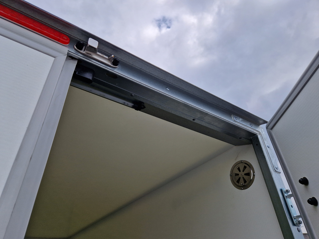 Brenderup Cargo Dynamic CD300 TB D 300x155x185cm Hecktüren Wabenwände (M) 2000kg - Remolque caja cerrada: foto 3 Brenderup Cargo Dynamic CD300 TB D 300x155x185cm Hecktüren Wabenwände (M) 2000kg - Remolque caja cerrada: foto 3