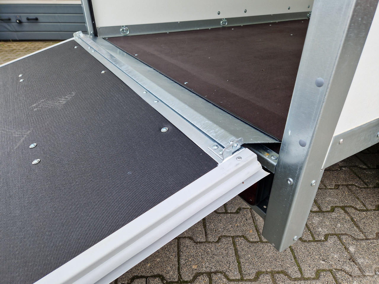 Brenderup Cargo Dynamic CD300 TB R 300x150x185cm Heckrampe Wabenwände (M) 2000kg - Remolque caja cerrada: foto 5 Brenderup Cargo Dynamic CD300 TB R 300x150x185cm Heckrampe Wabenwände (M) 2000kg - Remolque caja cerrada: foto 5