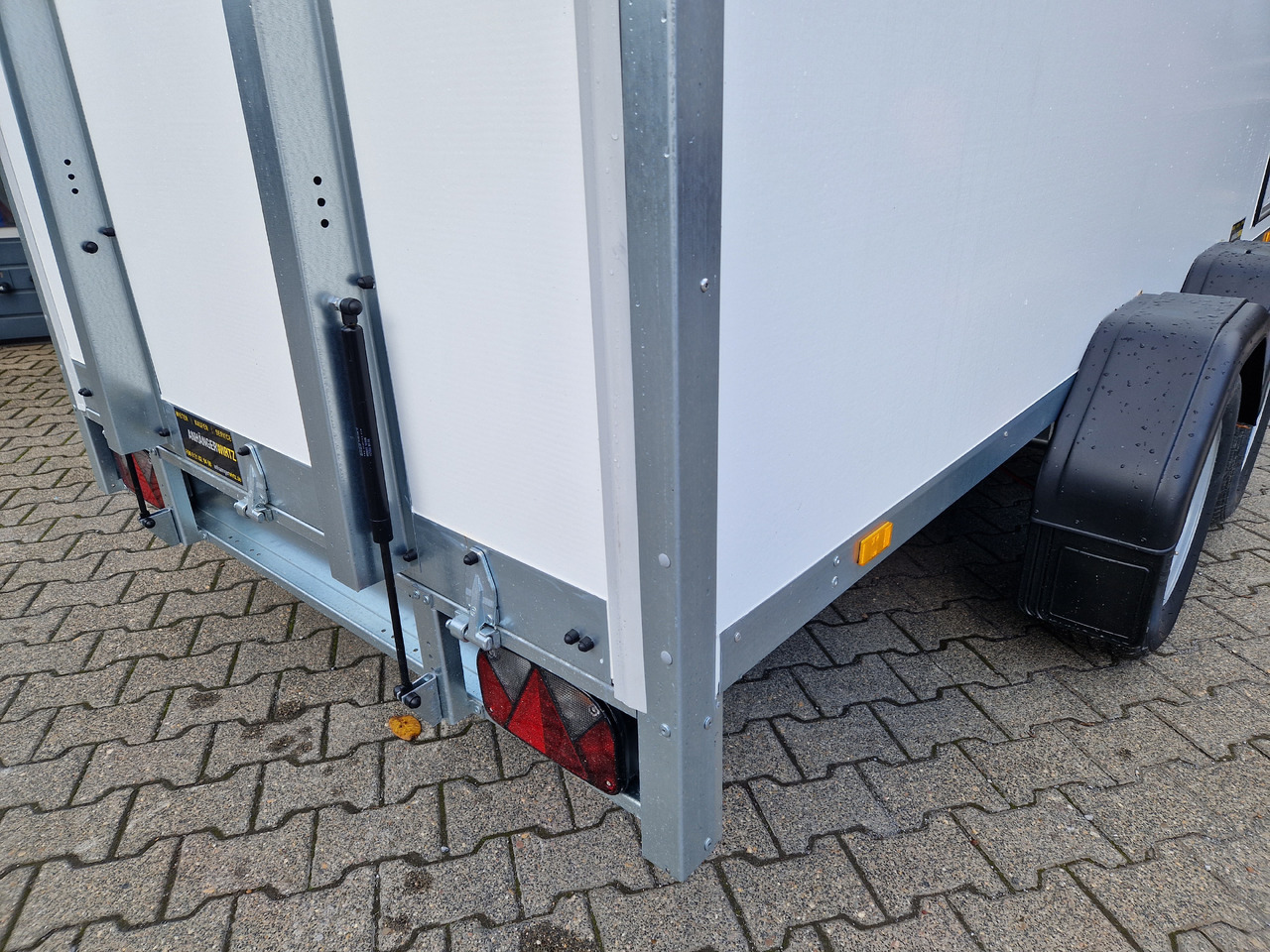 Brenderup Cargo Dynamic CD350 TB R 350x155x185cm Heckrampe Wabenwände (L) 2500kg - Remolque caja cerrada: foto 2 Brenderup Cargo Dynamic CD350 TB R 350x155x185cm Heckrampe Wabenwände (L) 2500kg - Remolque caja cerrada: foto 2