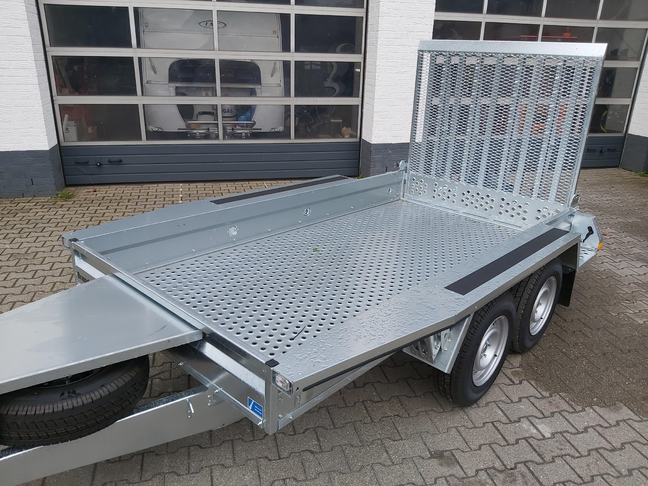 Brenderup Maschinentransporter MT 3080 STF 308x152x25cm Stahllochboden 3000kg - Remolque porta maquinaria: foto 4 Brenderup Maschinentransporter MT 3080 STF 308x152x25cm Stahllochboden 3000kg - Remolque porta maquinaria: foto 4