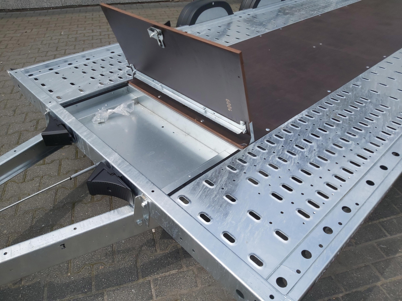 Brian James A4 Transporter 450x200cm black X Rampen 240cm Stützen Alufelgen silver 2600kg - Remolque portavehículos: foto 3 Brian James A4 Transporter 450x200cm black X Rampen 240cm Stützen Alufelgen silver 2600kg - Remolque portavehículos: foto 3