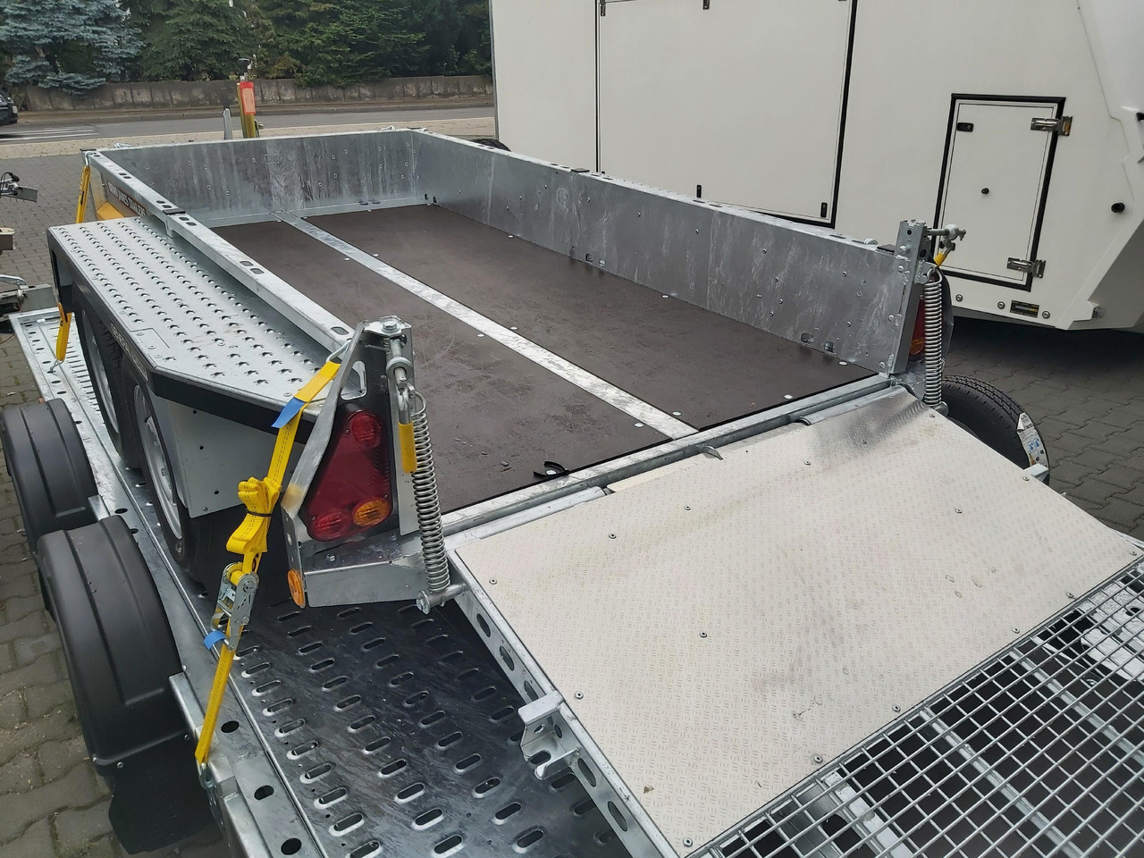 Brian James General Plant 260x130x25cm Halbgitter Auffahrklappe 150cm Reserverad (S) 2700kg - Remolque porta maquinaria: foto 3 Brian James General Plant 260x130x25cm Halbgitter Auffahrklappe 150cm Reserverad (S) 2700kg - Remolque porta maquinaria: foto 3