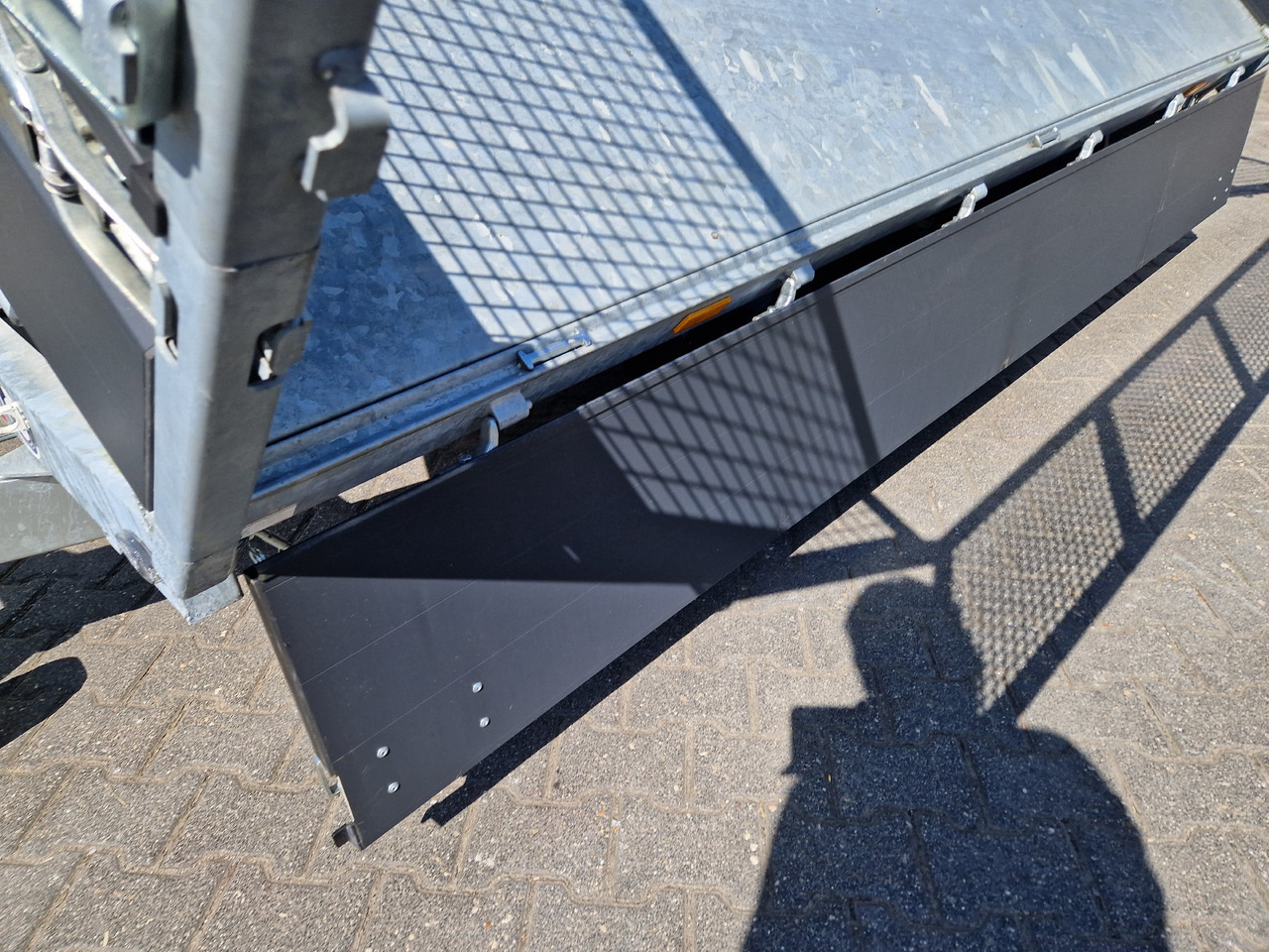 COBALT+ 335x180x40cm black +40cm hohe Aluwände Rampen Stützen Laubgitter 70cm Parabel 3500kg - Remolque volquete: foto 5 COBALT+ 335x180x40cm black +40cm hohe Aluwände Rampen Stützen Laubgitter 70cm Parabel 3500kg - Remolque volquete: foto 5