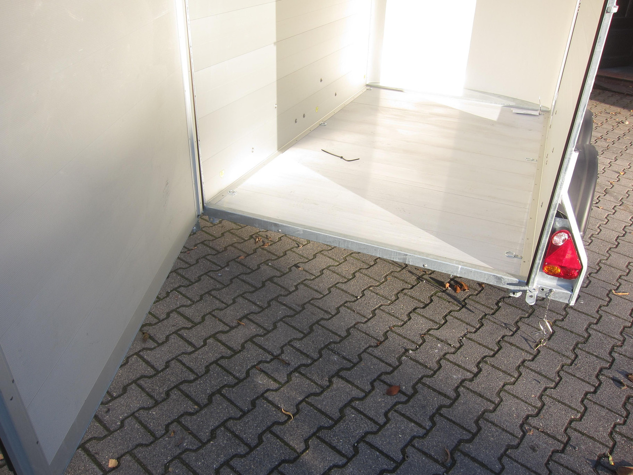 Cargo Roadster 500 312x167x199cm Alu Poly white Seitentür Pullman 100km/H 2000kg - Remolque caja cerrada: foto 2 Cargo Roadster 500 312x167x199cm Alu Poly white Seitentür Pullman 100km/H 2000kg - Remolque caja cerrada: foto 2