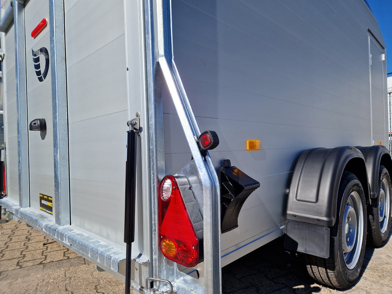 Cargo Roadster 700 plus 375x180x200cm Alu Poly kingblue Seitentür Pullman 2600kg 100km/H Aktion - Remolque caja cerrada: foto 5 Cargo Roadster 700 plus 375x180x200cm Alu Poly kingblue Seitentür Pullman 2600kg 100km/H Aktion - Remolque caja cerrada: foto 5